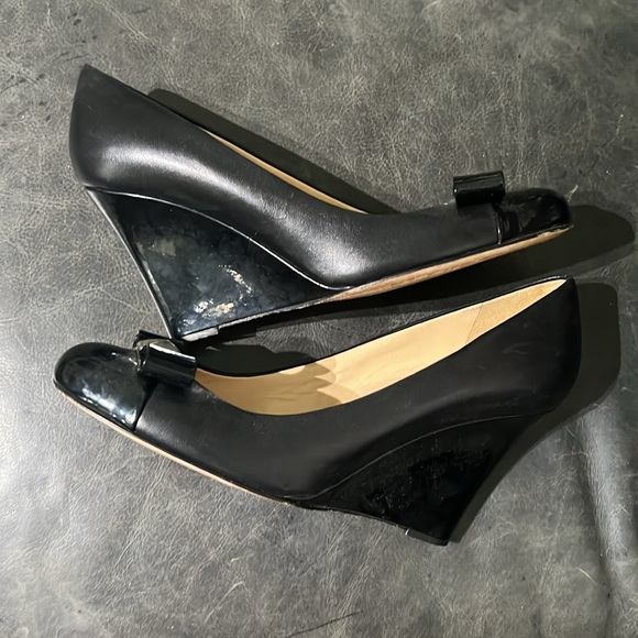 Kate Spade Black Patent Leather Wedge Heels Womens Gold Metal Bow Detail 6B - Picture 4 of 10